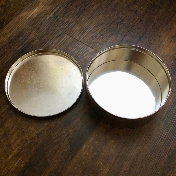 Fiji's Holiday Cookie Tin, Nicky Boehmel artist, 2010, 16 oz 7.25" x 2.75" - Picture 4 of 7